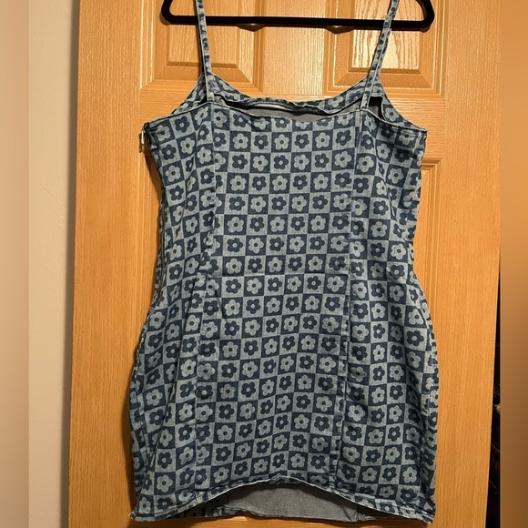 Divided Fitted Dress in Light Denim Blue/Floral - Picture 12 of 14